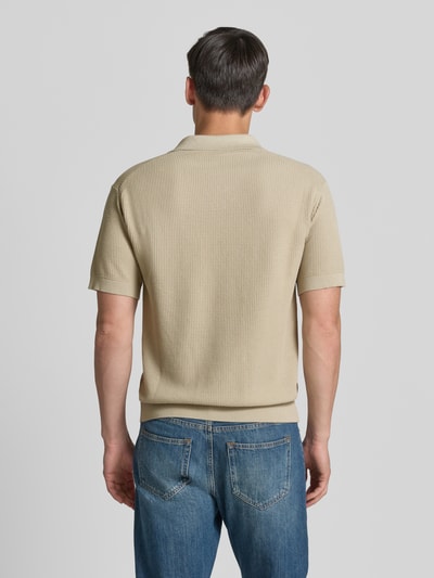 Mannelijk model draagt Regular Fit Poloshirt uit puur katoen model 'KOCELLO' van BOSS Orange, uni, structuur, ribzoom, kortemouw, volledig achterkantaanzicht.