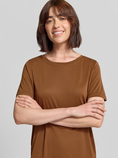Frauenmodel trägt T-Shirt mit Rundhalsausschnitt von Fynch-Hatton in Braun, Relaxed Fit, 1/2-Arm, Rückenlänge S: 62 cm, Nahaufnahme Oberkörper.