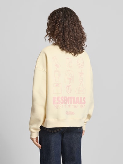Frauenmodel trägt Relaxed Fit Sweatshirt mit Stehkragen von ANOTHER COTTON LAB, pastellgelb mit rosa Print, Baumwoll-Mix, Ganzkörperansicht Rückansicht.