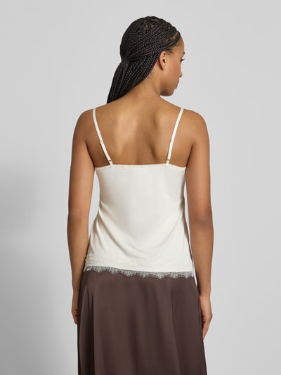 Frauenmodel trägt Spitzentop mit V-Ausschnitt von Jake*s Collection in Creme, glatter Material-Mix, Spitzenbesatz, Ganzkörperansicht Rückansicht.