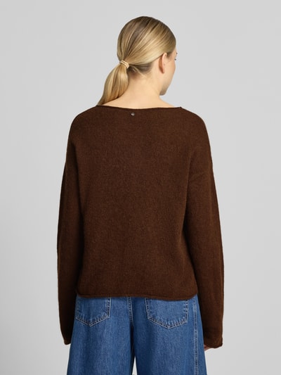 Frauenmodel trägt Regular Fit Pullover aus Alpaka-Mix mit Woll-Anteil Modell 'C_Follettino' von BOSS, lockere Passform, braune Farbe, Damen Pullover von BOSS Orange, Ganzkörperansicht Rückansicht.