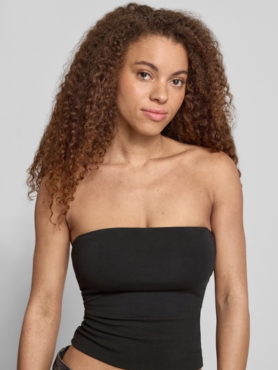 Frauenmodel trägt Schmal geschnittenes Bandeau-Top von REVIEW in Schwarz, elastisch im Off-Shoulder-Look, Baumwoll-Elasthan-Mix, Nahaufnahme Oberkörper.
