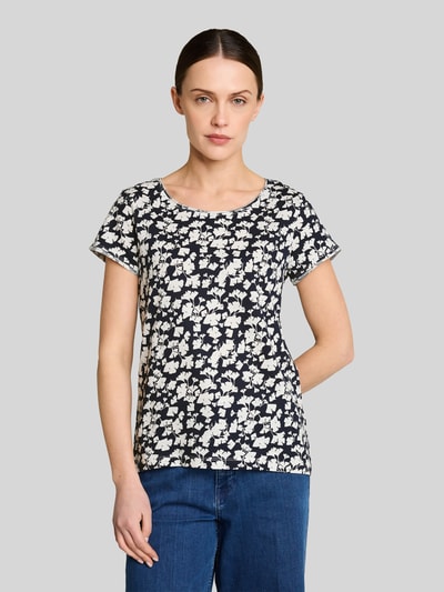 Frauenmodel trägt Relaxed Fit T-Shirt aus reiner Baumwolle von Tom Tailor, Optik:Allover-Muster, Passform: Relaxed-Fit, Rundhals, Ärmelform: Kurzarm, Ärmelabschluss: Rollsaum, Material: Reine Baumwolle, Ganzkörperansicht von vorne.