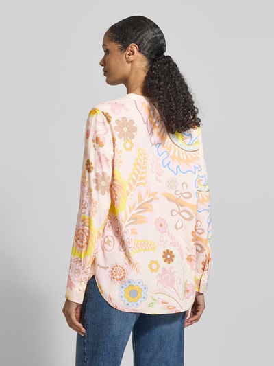 Vrouwenmodel draagt Regular Fit Bluse aus Seide-Elasthan-Mix van HERZENS met allover-look, tuniekkraag, pastelkleuren, bloemenprint. Rugaanzicht.