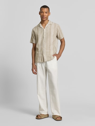 Männermodel trägt Regular Fit Freizeithemd mit Leinen-Anteil Modell 'Summer' von Jack & Jones Premium, beige mit Streifen, Baumwoll-Mix, Reverskragen, Kurzärmelig, Knopfleiste, Ganzkörperansicht von vorne.