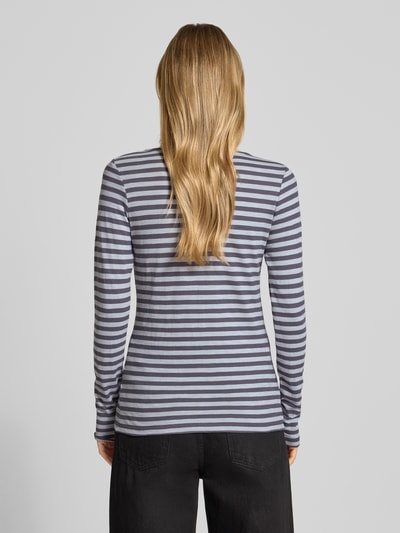 Frauenmodel trägt Regular Fit Langarmshirt aus reiner Baumwolle von Marc O'Polo, efekt: wzór w paski na całej powierzchni, dekolt w łódkę, krój regular fit, materiał: bawełna, Ganzkörperansicht Rückansicht.