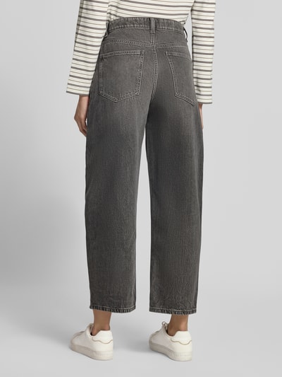 Vrouwenmodel draagt Relaxed Fit Jeans uit puur katoen van Jake*s Casual in donkergrijze katoendenim, rugaanzicht