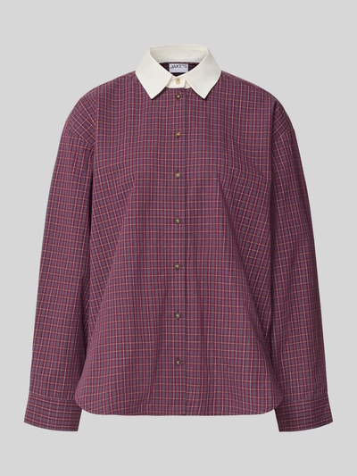 Produktfoto, Oversized Langarmbluse aus reiner Baumwolle von Jake*s Casual in Bordeaux mit feinem Karo-Muster und weißem Kragen vor grauem Hintergrund.