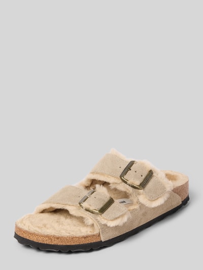 Produktfoto, Slipper mit offener Ferse Modell 'Arizona' von Birkenstock, beiger Fellbesatz, Logo-Detail, 3 cm Absatz, abgerundete Form.