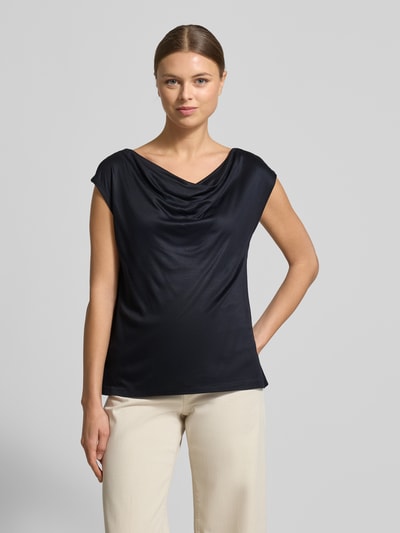 Frauenmodel trägt Regular Fit Blusentop aus reiner Viskose von s.Oliver BLACK LABEL, unifarben, Satintextur, Ganzkörperansicht von vorne.