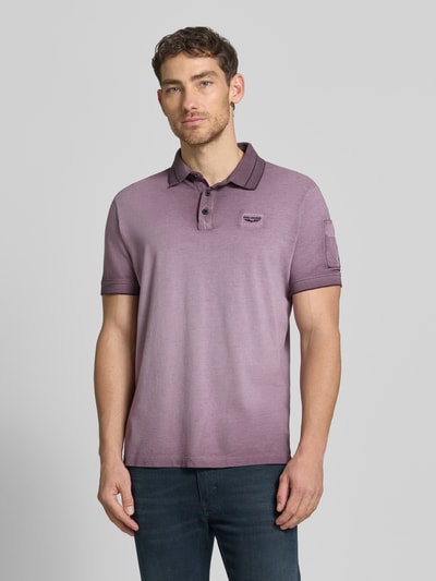 Männermodel trägt Regular Fit Poloshirt mit Label-Stitching von PME Legend aus Reiner Baumwolle, Knopfleiste, Ganzkörperansicht von vorne. Rückenlänge bei Größe M: 72 cm.