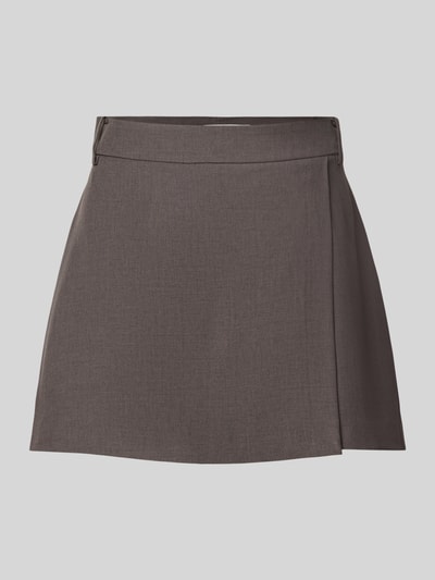 Produktfoto, Regular Fit Skort mit Gürtelschlaufen Modell 'LINDA' von ONLY aus glattem, grauem Stoff, Damen Mini-Rock von ONLY