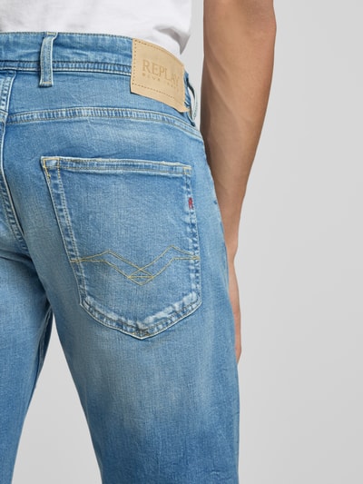 Männermodel trägt Regular Fit Jeans im 5-Pocket-Design Modell 'Grover' von Replay, Baumwoll-Mix mit Stretch-Anteil, Nahaufnahme Rückansicht.