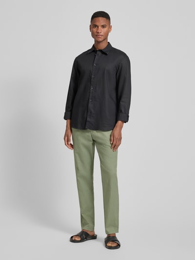 Męski model nosi Straight Fit Leinenhose mit elastischem Bund Modell 'Barton' von Matinique, mieszanka lnu i bawełny, zielony, Szerokość w rozmiarze M: 34 cm, długość wewnętrzna nogawki w rozmiarze M: 78 cm, Ganzkörperansicht von vorne