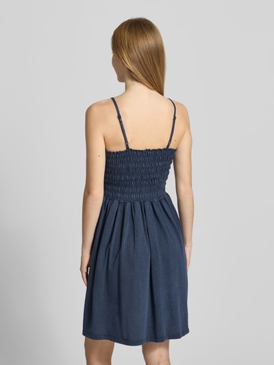 Modelka nosi niebieską sukienkę z bawełny, krój slim fit, sukienki casualowe, Slim Fit Freizeitkleid aus reiner Baumwolle Modell 'LUCY' od Only, sukienka damska, widok całej sylwetki z tyłu.