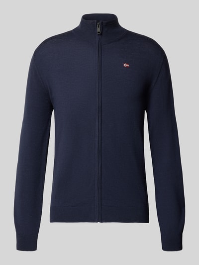 Produktfoto, Strickjacke mit Logo-Stitching Modell 'DAMAVAND' von Napapijri, dunkelblau, reine Wolle, gerippter Stehkragen, Reißverschluss, Regular Fit