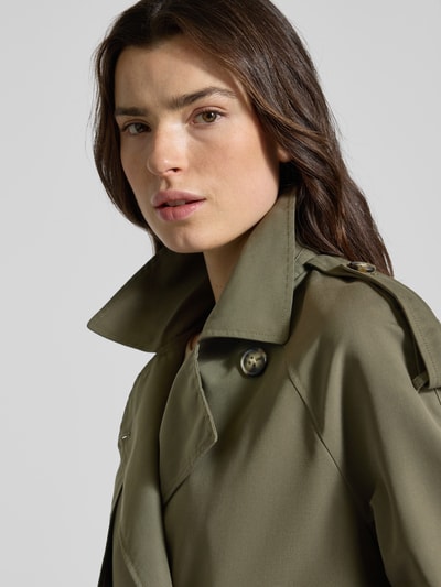 Frauenmodel trägt Boxy Fit Trenchcoat mit doppelreihiger Knopfleiste Modell 'CHLOE' von Vero Moda in Oliv, Nahaufnahme Oberkörper.