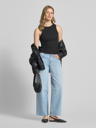 Kobiece modelka nosi jasnoniebieskie jeansy Wide Leg Jeans im 5 -Pocket-Design model 'CINCH' od Topshop, mieszanka bawełny, krój wide fit, 5 kieszeni, zapięcie na guzik i zamek błyskawiczny, szerokość w rozmiarze 26/32: 38 cm, długość wewnętrzna nogawki w rozmiarze 26/32: 78 cm, widok całej sylwetki z przodu.