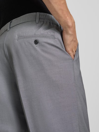 Männermodel trägt Straight Fit Hose mit Viskose-Anteil von MCNEAL, grau, Bundfalten, Elastischer-Material-Mix, Nahaufnahme Rückansicht.
