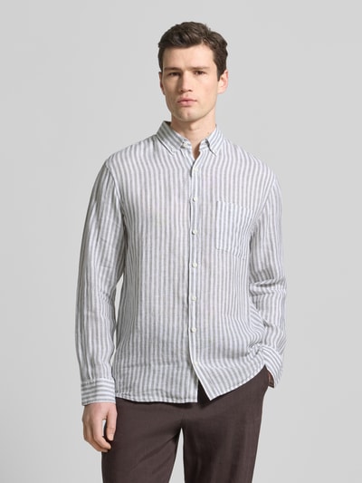 Męski model nosi Modern Fit Freizeithemd aus reinen Leinen Modell 'Daniel' von Brax, koszula casualowa, paski, kołnierzyk typu button down, listwa guzikowa, długość tyłu w rozmiarze M: 76 cm, szerokość ramion w rozmiarze M: 50 cm, długość rękawów w rozmiarze M: 67 cm, widok na cały przód.