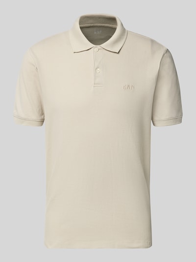 Produktfoto, Slim Fit Poloshirt mit Label-Stitching von GAP aus Baumwoll-Elasthan-Mix in Beige, Kurzarm, strukturierte Oberfläche, Knopfleiste.