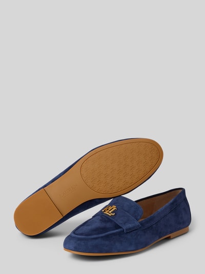 Produktfoto, Loafers aus Leder mit Label-Detail Modell 'AVERI III' von Lauren Ralph Lauren, naturalna skóra, zaokrąglony czubek, zakładana przez głowę, detal z logo, wysokość obcasa w rozmiarze 40: 1 cm, wysokość cholewki w rozmiarze 40: 7 cm, szerokość w rozmiarze 40: 5 cm, granatowy kolor, klasyczny fason, wyraźna faktura skóry
