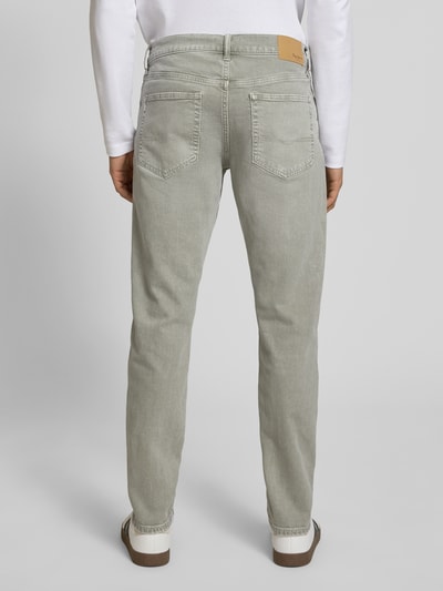 Männermodel trägt Pepe Jeans Tapered Fit Jeans aus katoenmix Modell 'STANLEY', lichtgrijs, denimlook, labelpatch, 5-pocketmodel, ganzkörperansicht rückansicht
