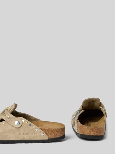 Produktfoto, Hausschuhe aus echtem Veloursleder Modell 'Boston Rivet' von Birkenstock in Beige mit Zierschnalle, Ziernieten, abgerundete Passform, Absatzhöhe 3 cm, Schaftweite 7 cm, glatte Textur