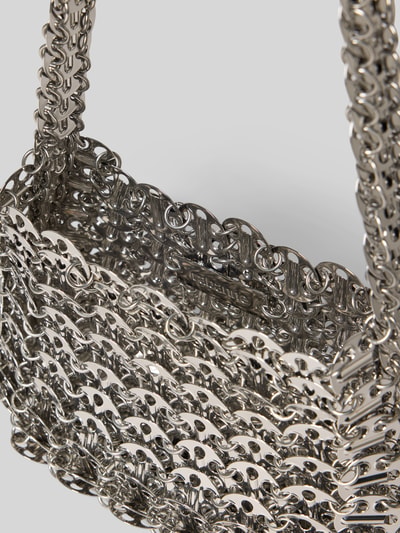 Produktfoto, Crossbody Bag in metallic von Rabanne, silberfarben, Gliederketten-Optik, Label-Detail, strukturierte Oberfläche, Detailaufnahme