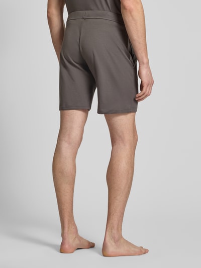 Męski model nosi Shorts mit elastischem Bund od Christian Berg Men, bawełna, luźny krój, elastyczny pas, widok całej sylwetki z tyłu.