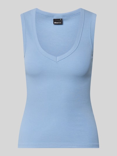Produktfoto, Slim Fit Top mit V-Ausschnitt von Gina Tricot, elastyczna mieszanka bawełny, krój slim fit, dekolt w serek, krój bez rękawów, długość tyłu w rozmiarze S: 52 cm