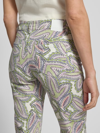 Frauenmodel trägt Flared Fit Jeans mit Allover-Paisley-Print von Marc Cain in Grün, Rosa und Lila, elastischer Baumwoll-Mix, Nahaufnahme Rückansicht.