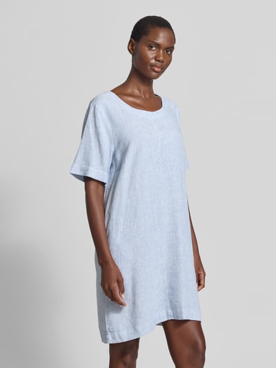 Frauenmodel trägt Knielanges Kleid aus Leinen-Mix Modell 'Lava' von FREE/QUENT in Hellblau, gerader Schnitt, Rundhalsausschnitt, Viskose-Anteil, dezente Struktur, Ganzkörperansicht von vorne. Rückenlänge bei Größe S: 89 cm, Brustweite 50 cm, Ärmellänge 26 cm.