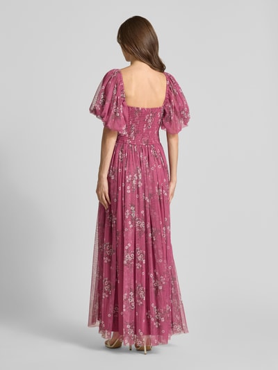 Vrouwenmodel draagt avondjurk met vierkante hals van LACE & BEADS, chiffon, A-lijn, maxi-jurk, ballonmouwen, plooien, smokdetail op de rug, maat S ruglengte 128 cm, borstwijdte 34 cm, mouwlengte 29 cm, roos met bloemenprint, volledige lichaamsweergave achteraan.