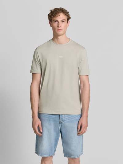 Männermodel trägt Regular Fit T-Shirt aus Baumwoll-Mix Modell 'TCHUP' von BOSS Orange, Optik: Unifarben, Label-Schriftzug, Ganzkörperansicht von vorne.