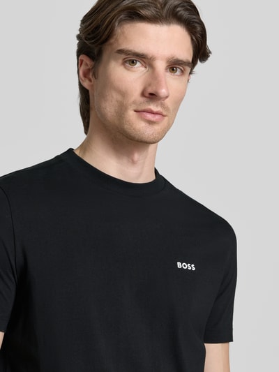 Mężczyznamodel nosi T-shirt mit Label-Print von BOSS Green z mieszanki bawełny i elastanu, prosty krój, jednokolorowy, okrągły dekolt, nadruk z logo; zbliżenie na górną część ciała.