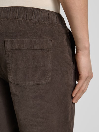 Männermodel trägt Regular Fit Shorts mit Tunnelzug Modell 'Joey' von Redefined Rebel aus Cord, Baumwoll-Elasthan-Mix, Detailaufnahme Rückansicht.
