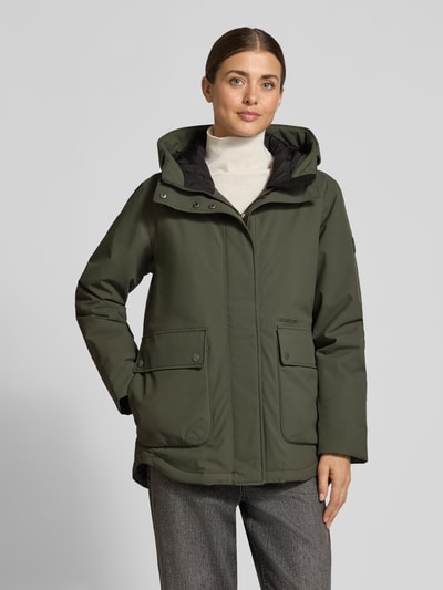 Vrouwenmodel draagt Donkergroene Jacke met 10.000 mm Wassersäule Modell 'DANIELLA' van Didriksons, regular fit, thermore vulling, winddicht, waterdicht, ademend, met klepzakken, voorkant volledige lichaamsopname.