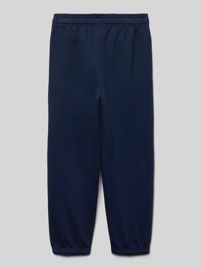 Productfoto, Sweatpants met elastische tailleband en logo van GAP, kindermodel, katoenmix, regular fit, steekzakken, binnenbeenlengte maat 116: 50 cm, donkerblauw