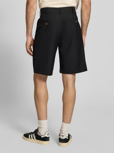 Mannelijk model draagt zwarte 'Bermudas mit französischen Eingrifftaschen' van PROHIBITED, straight fit, materiaal-mix met viscose, knoop- en ritssluiting, Franse steekzakken, paspelzakken achter, taillewijdte maat M 41 cm, binnenbeenlengte 27 cm, volledig lichaam achteraanzicht