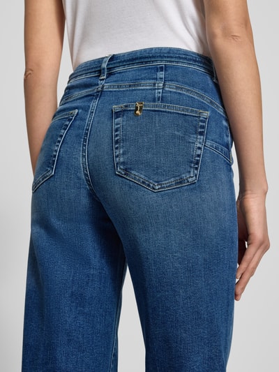 Modelka nosi Flared Jeans mit 5-Pocket-Design od Liu Jo White, bawełna z elastanem, pasek, szerokość w rozmiarze 27: 36 cm, ujęcie z tyłu