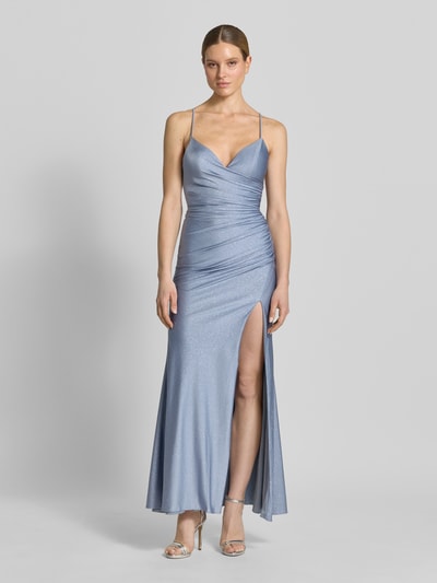 Frauenmodel trägt Maxikleid mit Drapierungen und Gehschlitz von Mascara aus schimmerndem Satin, Figurbetont, Rückenlänge 119 cm, Brustweite 31 cm, Ganzkörperansicht von vorne.