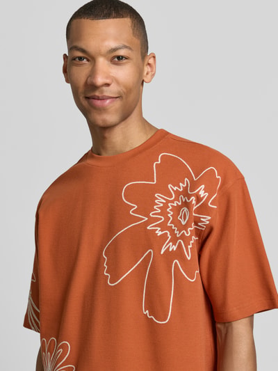 Männermodel trägt T-Shirt mit Motiv-Stitching von JAKE*S STUDIO MEN in Rostbraun, Baumwoll-Mix mit Stretch-Anteil, Regular-Fit, Nahaufnahme Oberkörper.