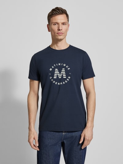 Männermodel trägt dunkelblaues T-Shirt mit Label-Print Modell 'Jeramy' von Matinique, gerader Schnitt, Rundhalsausschnitt, Ganzkörperansicht von vorne.