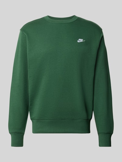 Produktfoto, dunkelgrünes Relaxed Fit Sweatshirt aus Baumwoll-Mix von Nike, weiche Textur, schlichtes Design auf grauem Hintergrund. Herren Sweatshirt von Nike