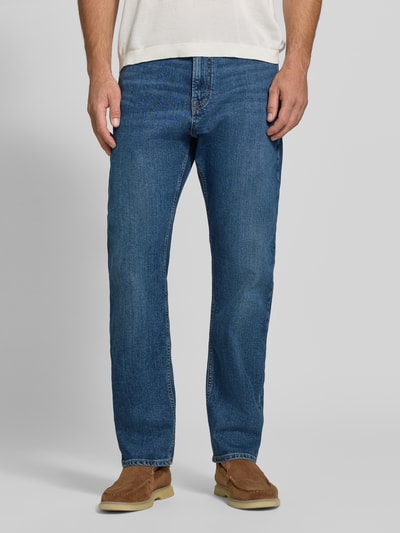 Männermodel trägt Straight Fit Jeans aus Baumwoll-Mix Modell 'Ray' von JOOP! im mittleren Blau, Ganzkörperansicht von vorne, Herren Straight Fit Jeans von JOOP! JEANS.