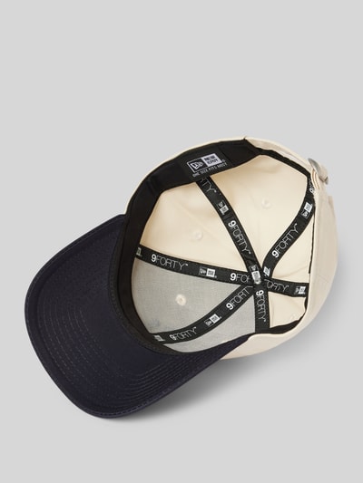 New Era Basecap mit Motiv-Stitching Modell 'COLOURBLOCK 9FORTY®' Beige 2