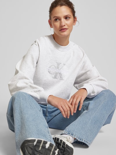 Calvin Klein Jeans Sweatshirt met labeldetail, model 'CHENILLE' Lichtgrijs gemêleerd - 3