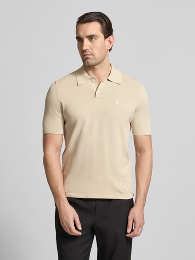 Männermodel trägt Regular Fit Poloshirt aus reiner Baumwolle von Marc O'Polo, Optik: Unifarben, Logo-Stitching, Polokragen, Ganzkörperansicht von vorne.