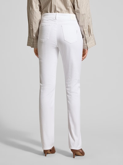 Frauenmodel trägt Flared Fit Jeans mit Lyocell-Anteil Modell 'Mary' von BRAX, Weiß, 5-Pocket-Design, Baumwoll-Lyocell-Mix, Ganzkörperansicht Rückansicht.
